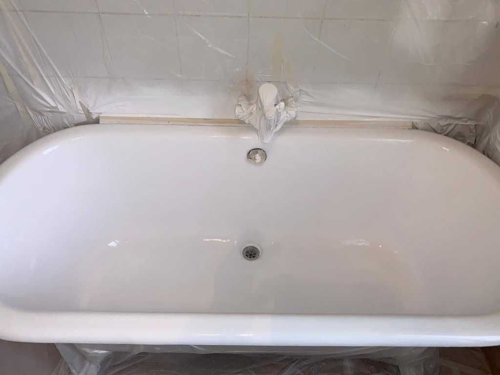 The same bath after resurfacing, white and even